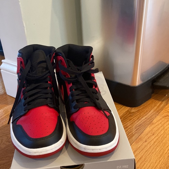 Jordan 1 Mid Banned (2020) - Picture 3 of 4